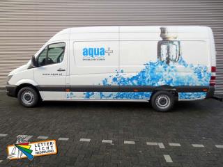 Busbelettering Mercedes Sprinter, voorzien van snijtekst met full color deelwrap.